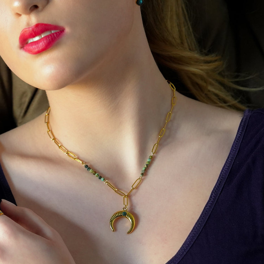 LILLE : Collier doré avec pendentif croissant de lune en turquoise africaine naturelle, style bohème chic.
