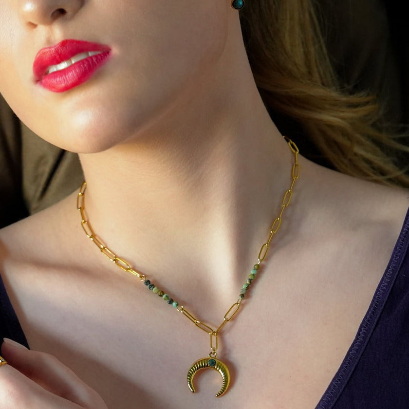 LILLE : Collier doré avec pendentif croissant de lune en turquoise africaine naturelle, style bohème chic.