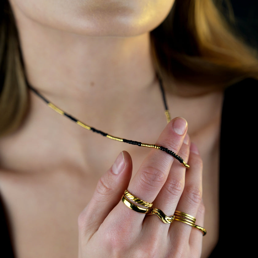 Collier LINA en cristal noir et perles dorées.