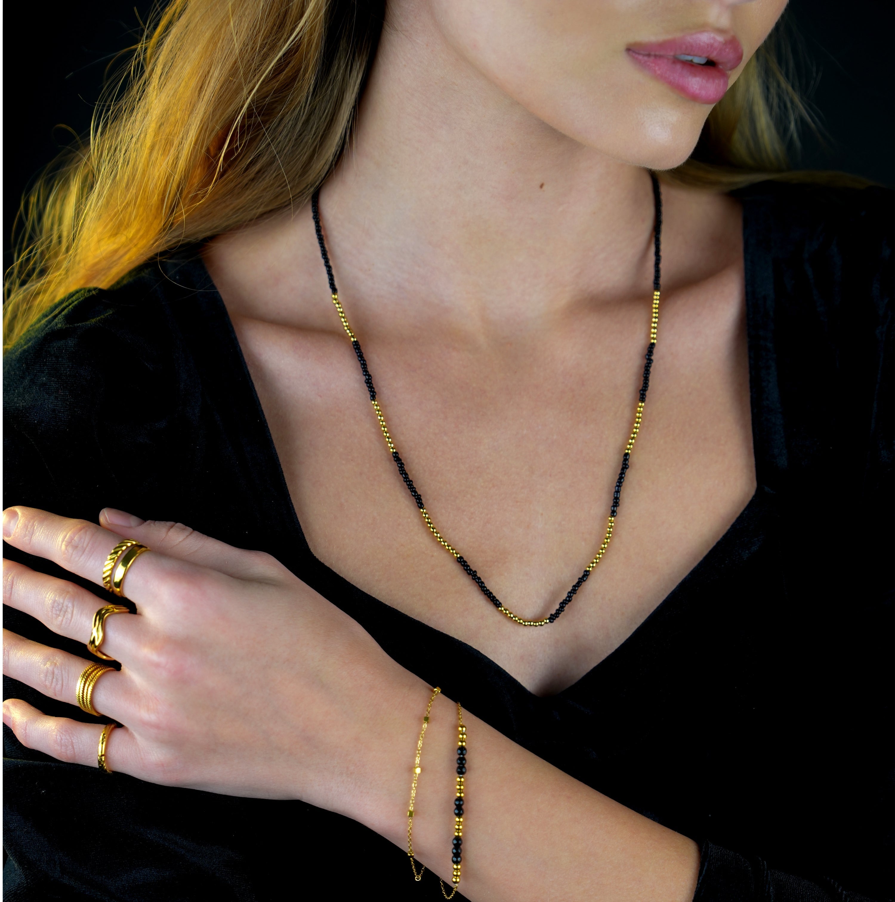 Collier LINA en cristal noir et perles dorées.