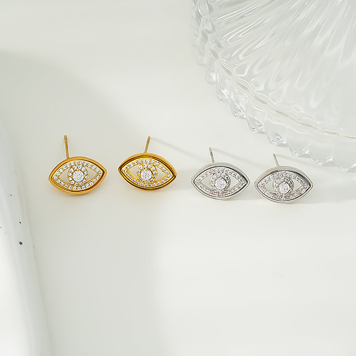 Boucles d'oreilles Lucky Eye en or blanc (ton argenté) : boucles d'oreilles œil maléfique ornées de zircone (CZ).