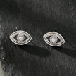 Boucles d'oreilles Lucky Eye en or blanc (ton argenté) : boucles d'oreilles œil maléfique ornées de zircone (CZ).