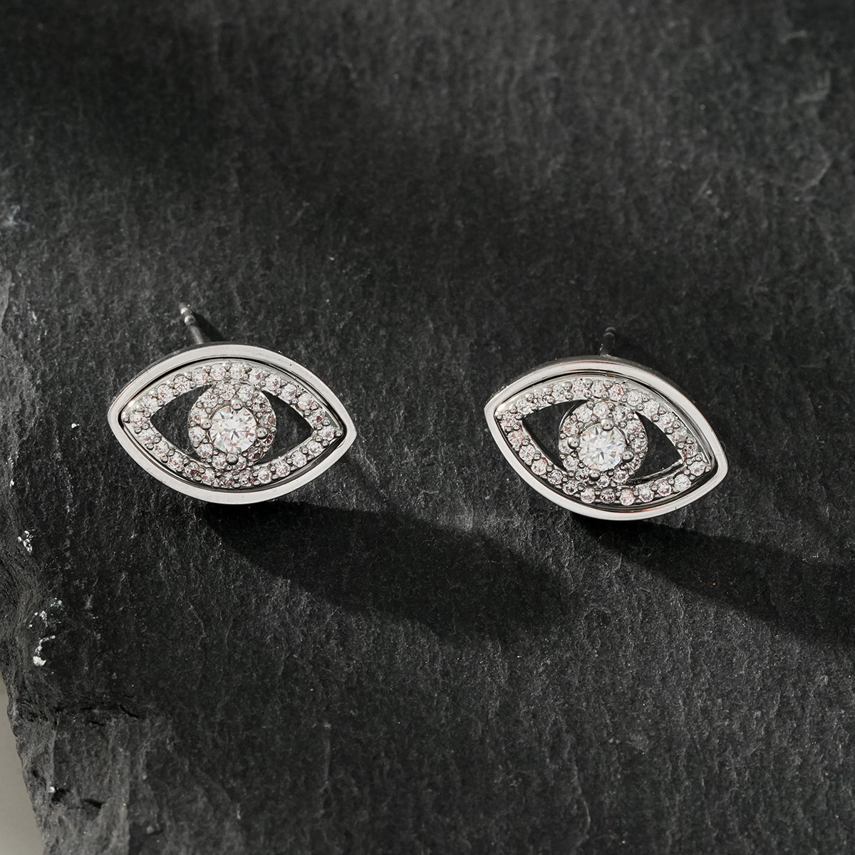 Boucles d'oreilles Lucky Eye en or blanc (ton argenté) : boucles d'oreilles œil maléfique ornées de zircone (CZ).