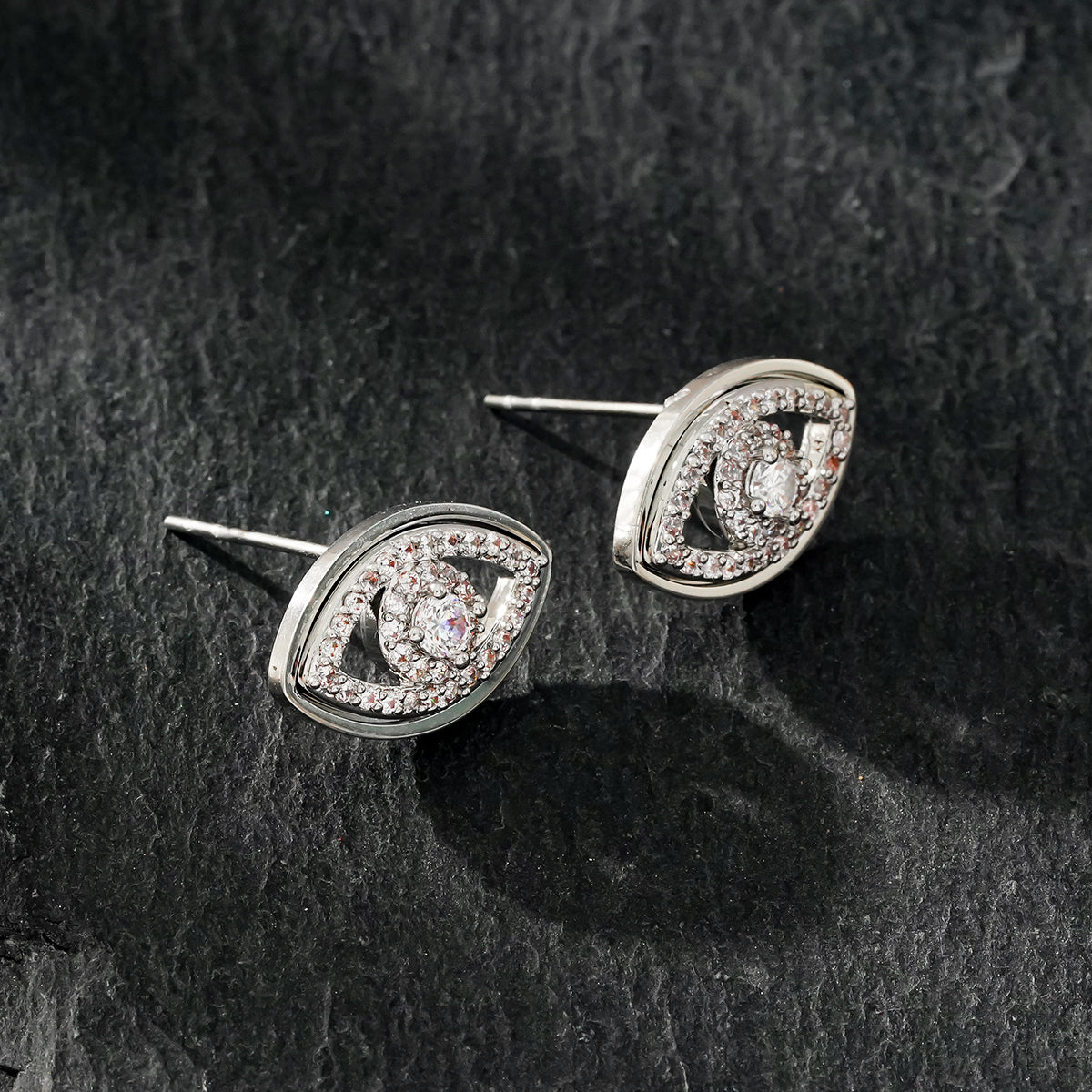 Boucles d'oreilles Lucky Eye en or blanc (ton argenté) : boucles d'oreilles œil maléfique ornées de zircone (CZ).