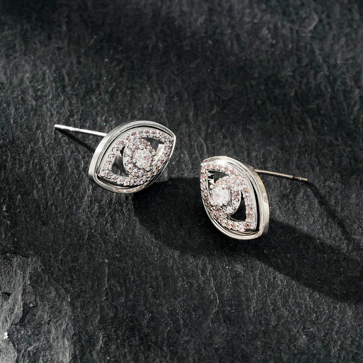 Boucles d'oreilles Lucky Eye en or blanc (ton argenté) : boucles d'oreilles œil maléfique ornées de zircone (CZ).