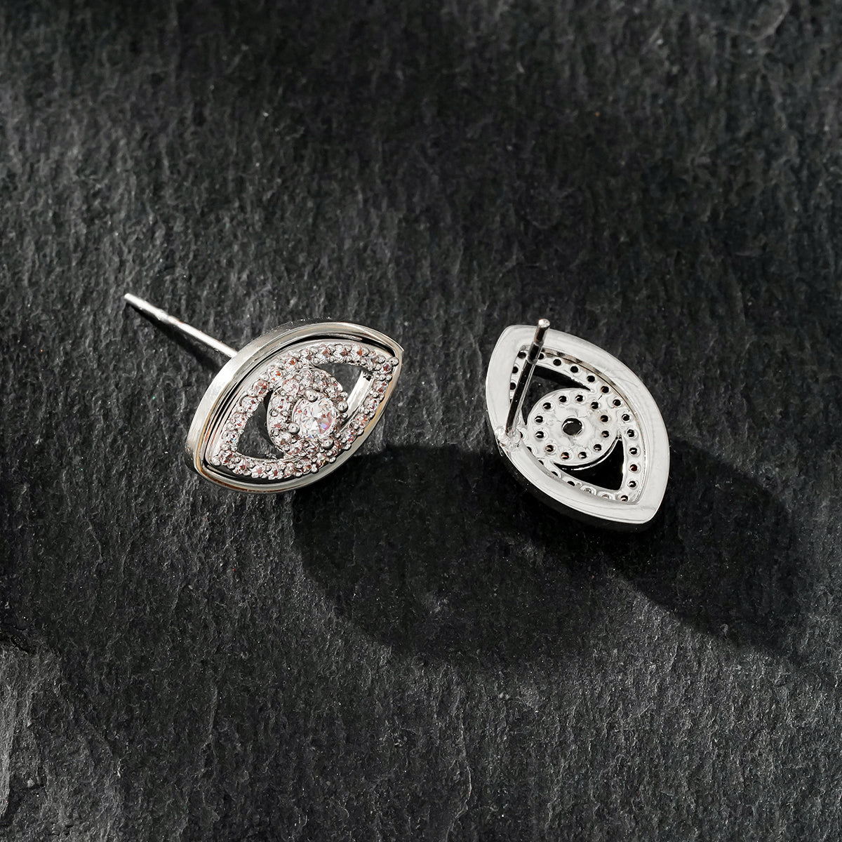Boucles d'oreilles Lucky Eye en or blanc (ton argenté) : boucles d'oreilles œil maléfique ornées de zircone (CZ).