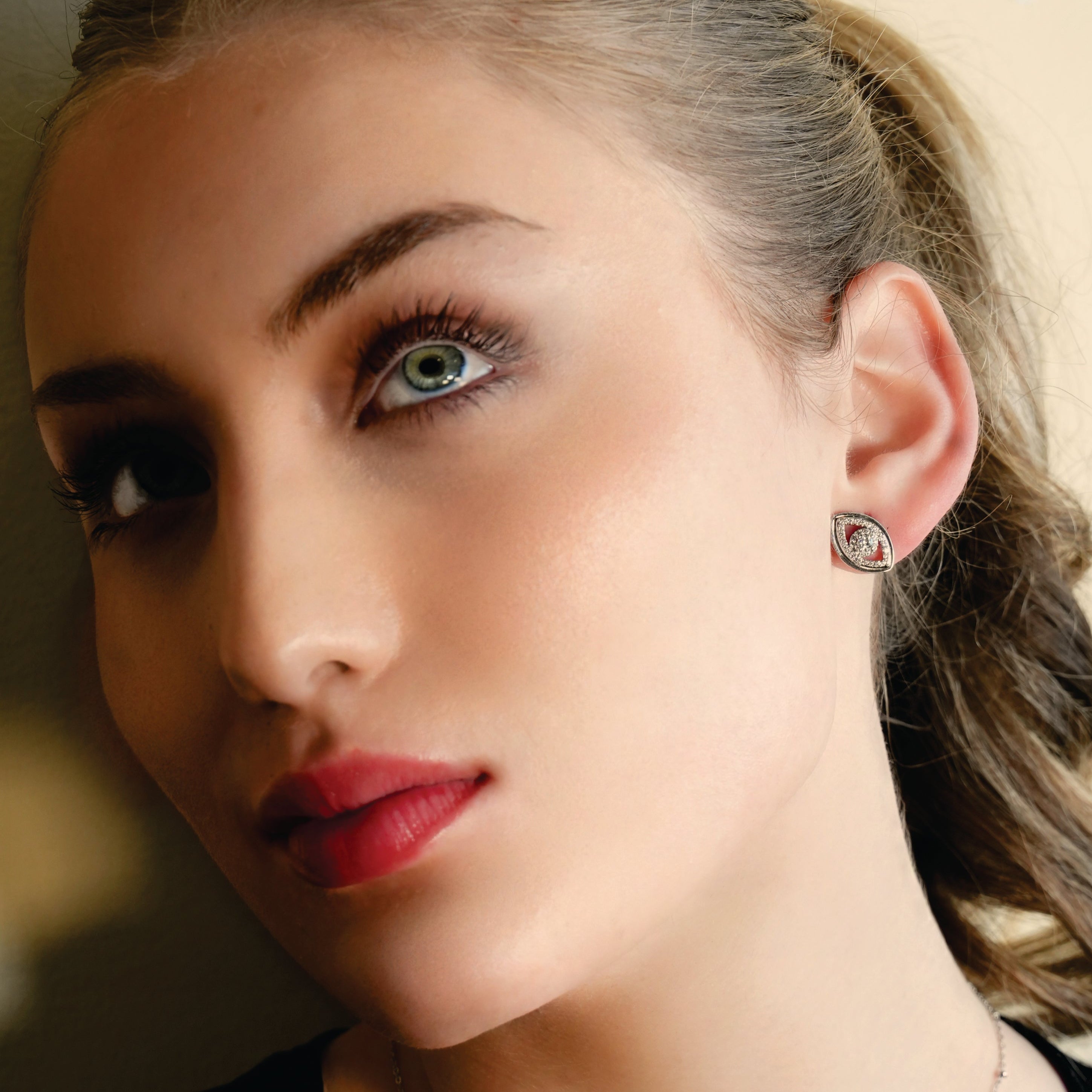 Boucles d'oreilles Lucky Eye en or blanc (ton argenté) : boucles d'oreilles œil maléfique ornées de zircone (CZ).