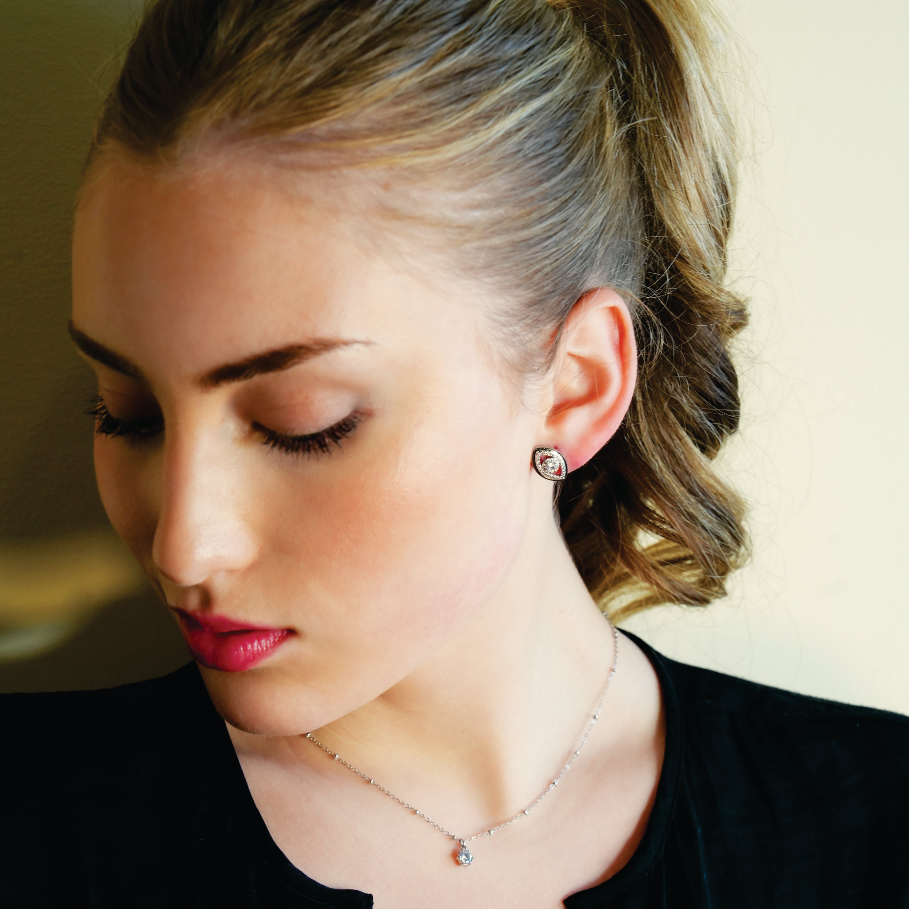 Boucles d'oreilles Lucky Eye en or blanc (ton argenté) : boucles d'oreilles œil maléfique ornées de zircone (CZ).