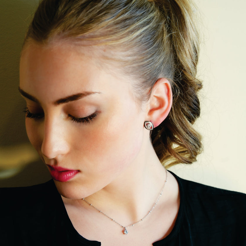 Boucles d'oreilles Lucky Eye en or blanc (ton argenté) : boucles d'oreilles œil maléfique ornées de zircone (CZ).