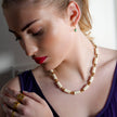 LULAMA : Collier bohème moderne en chaîne avec pierres de turquoise blanche et perles dorées.