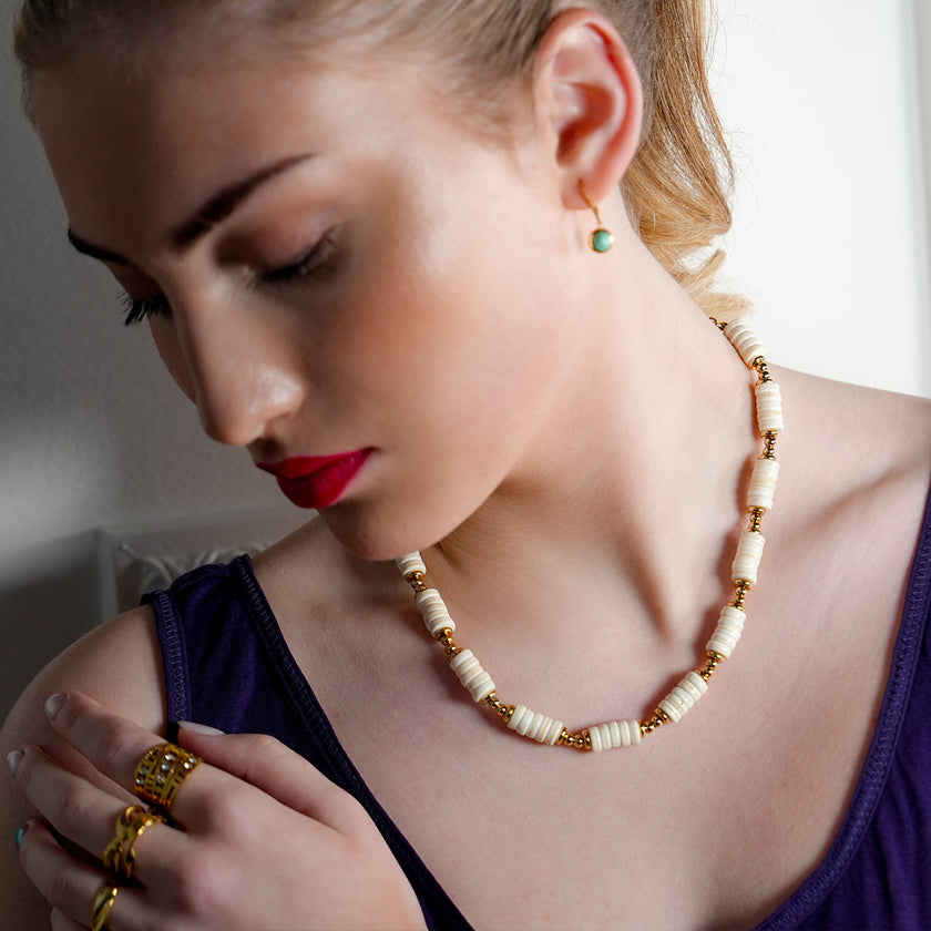 LULAMA : Collier bohème moderne en chaîne avec pierres de turquoise blanche et perles dorées.