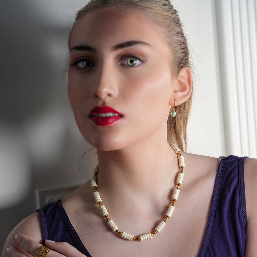 LULAMA : Collier bohème moderne en chaîne avec pierres de turquoise blanche et perles dorées.