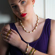 LULAMA : Collier bohème moderne en chaîne avec pierres de turquoise blanche et perles dorées.