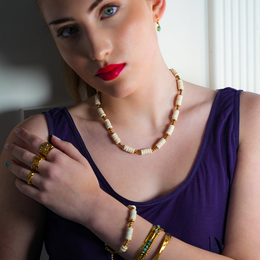 LULAMA : Collier bohème moderne en chaîne avec pierres de turquoise blanche et perles dorées.