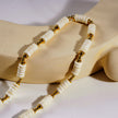 LULAMA : Collier bohème moderne en chaîne avec pierres de turquoise blanche et perles dorées.