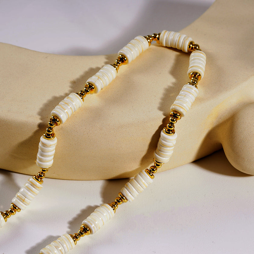 LULAMA : Collier bohème moderne en chaîne avec pierres de turquoise blanche et perles dorées.