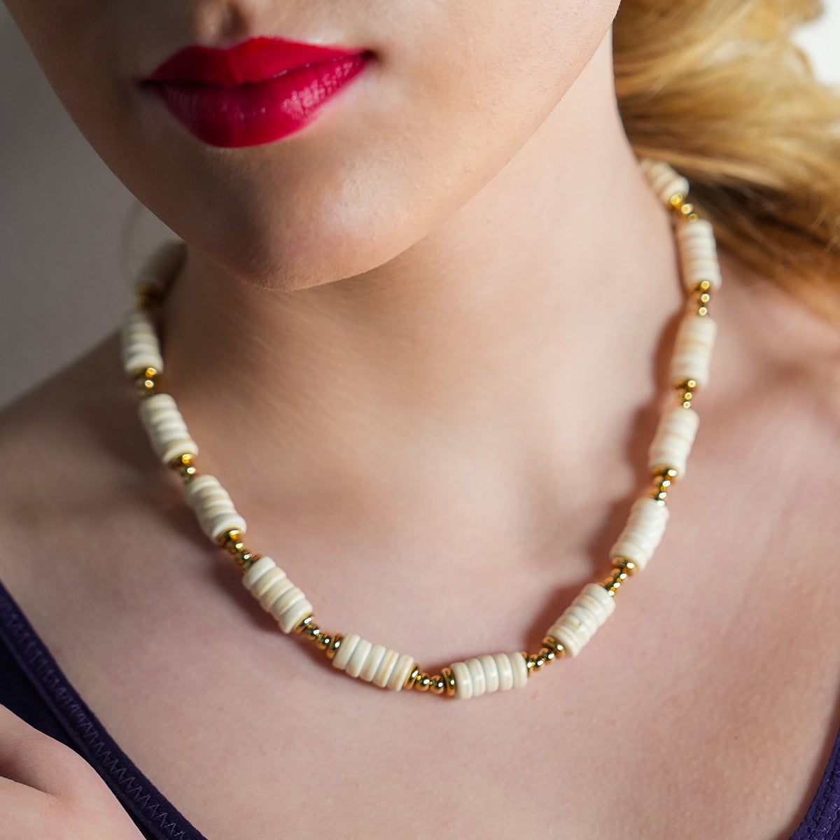 LULAMA : Collier bohème moderne en chaîne avec pierres de turquoise blanche et perles dorées.