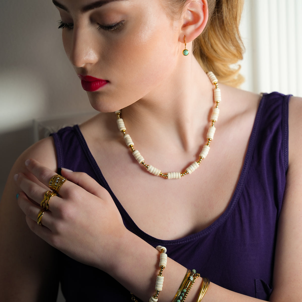 LULAMA : Collier bohème moderne en chaîne avec pierres de turquoise blanche et perles dorées.