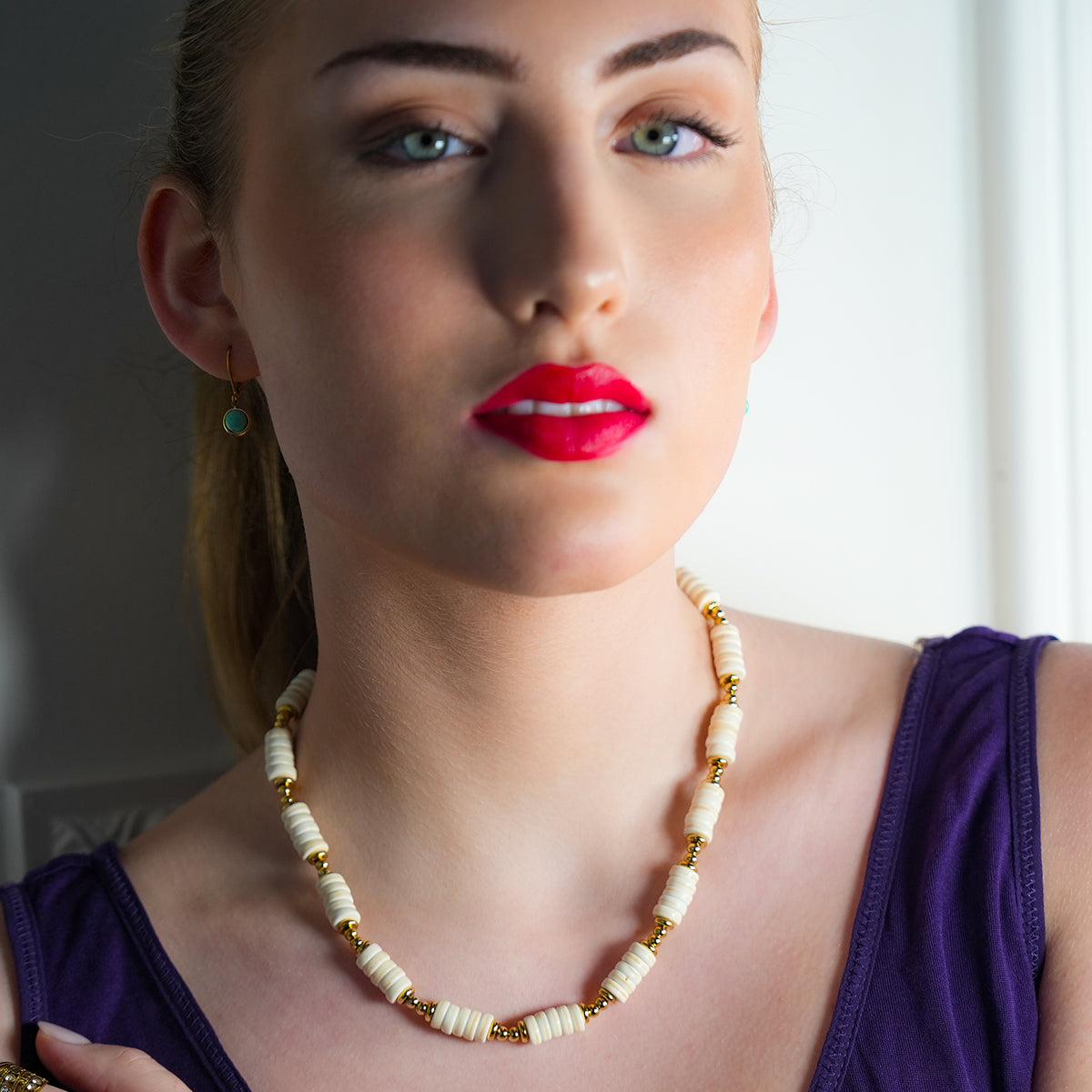 LULAMA : Collier bohème moderne en chaîne avec pierres de turquoise blanche et perles dorées.