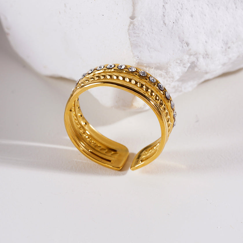 LUMINA : Bague ornée de plusieurs rangées de zircons.