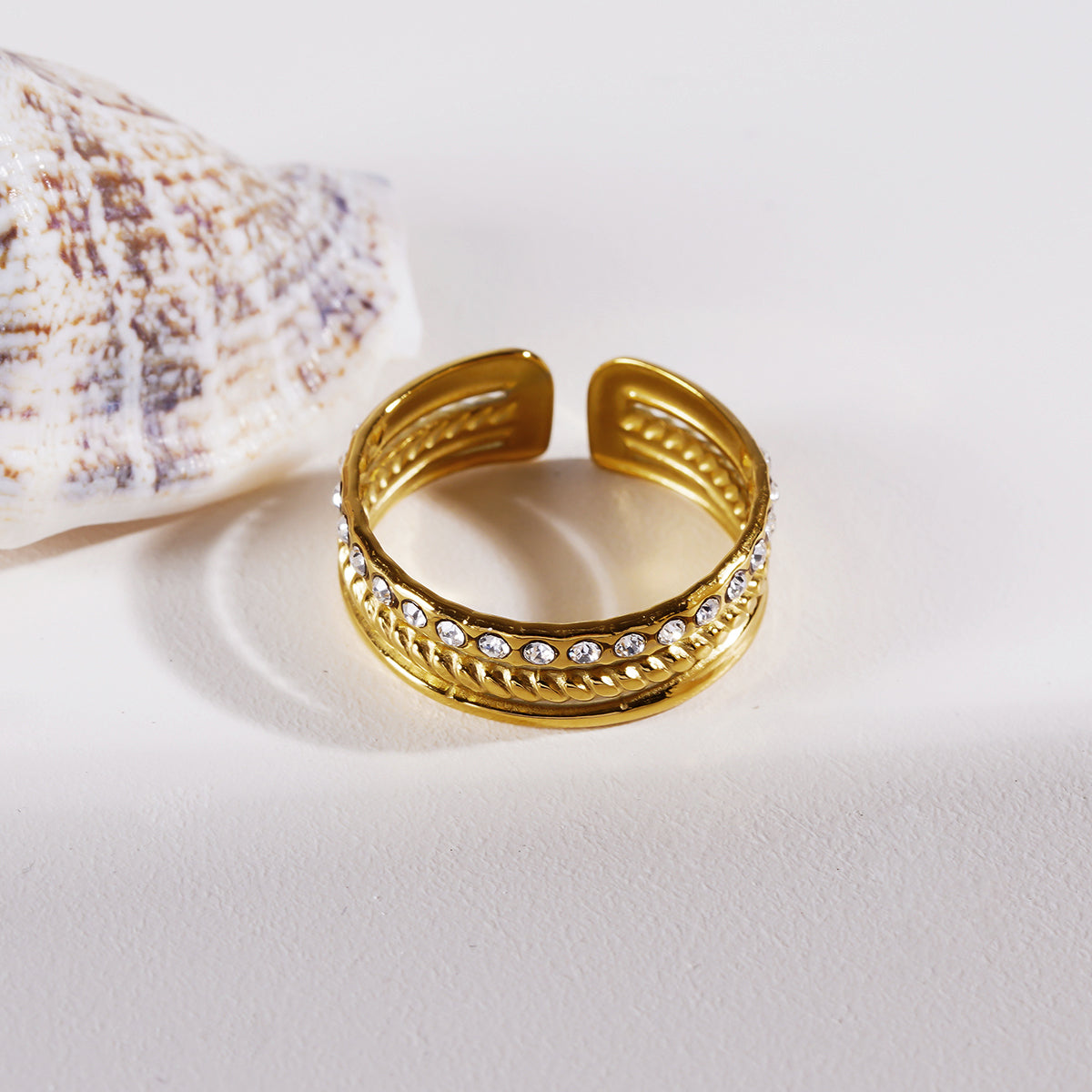 LUMINA : Bague ornée de plusieurs rangées de zircons.