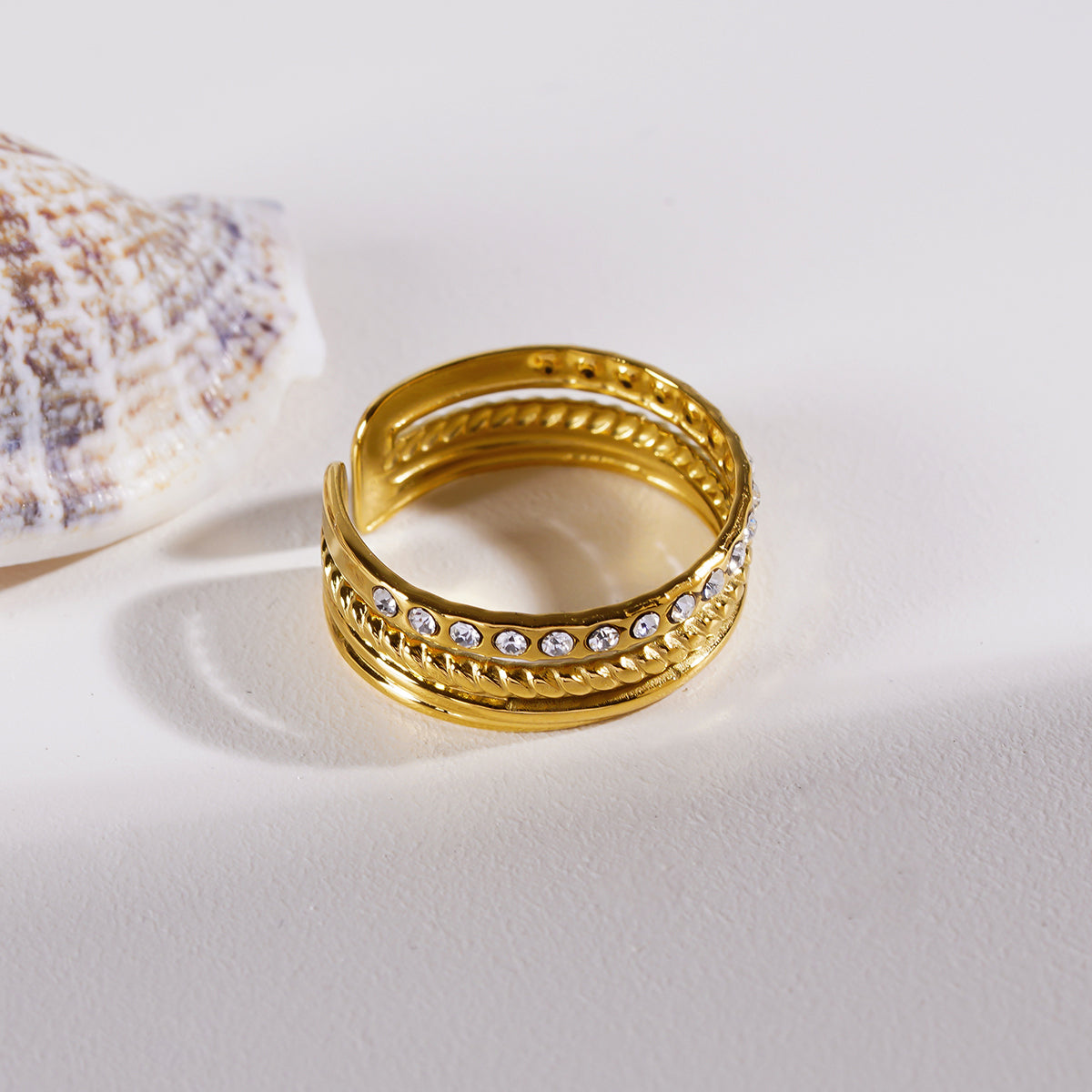 LUMINA : Bague ornée de plusieurs rangées de zircons.