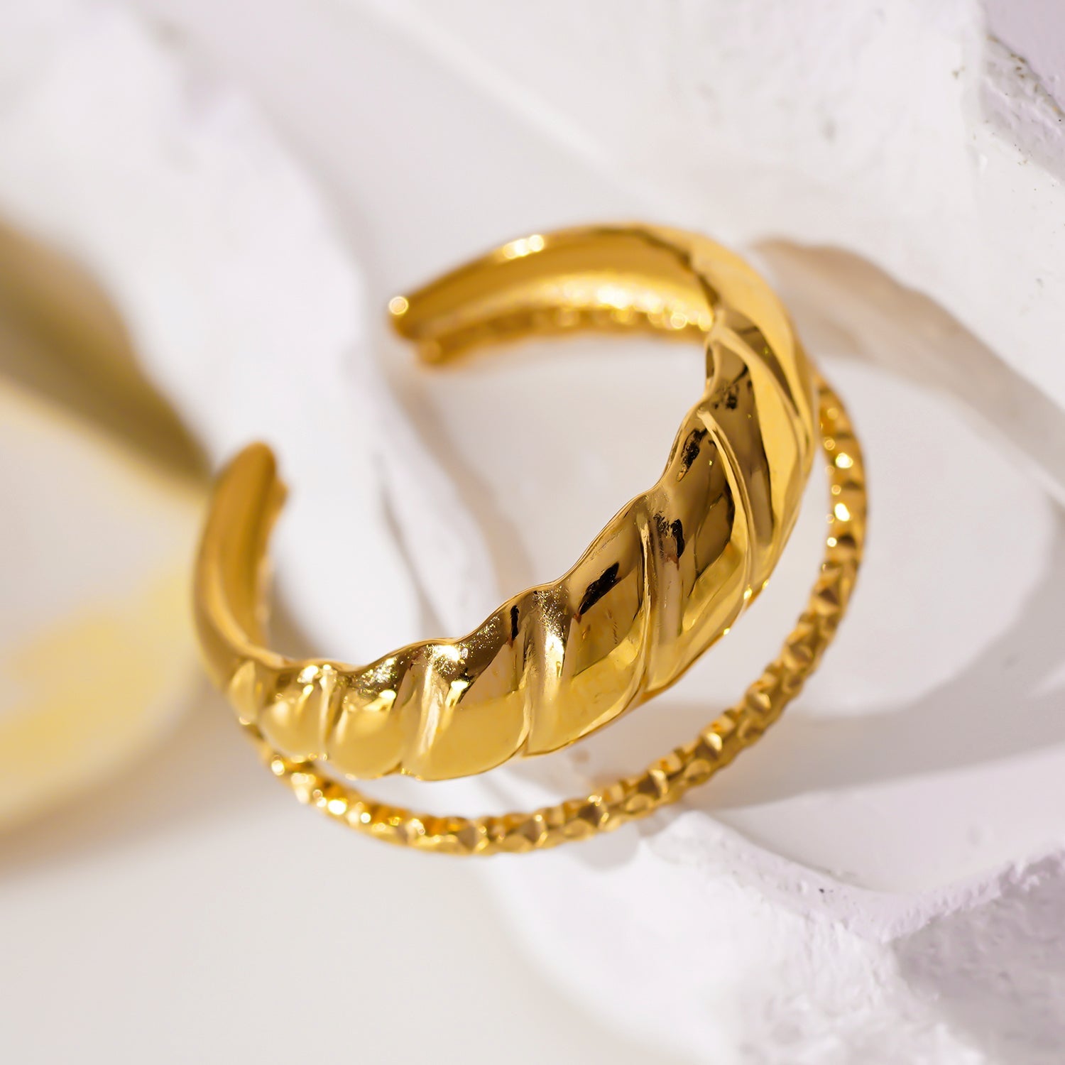 LYAM : Bague double avec textures contrastées