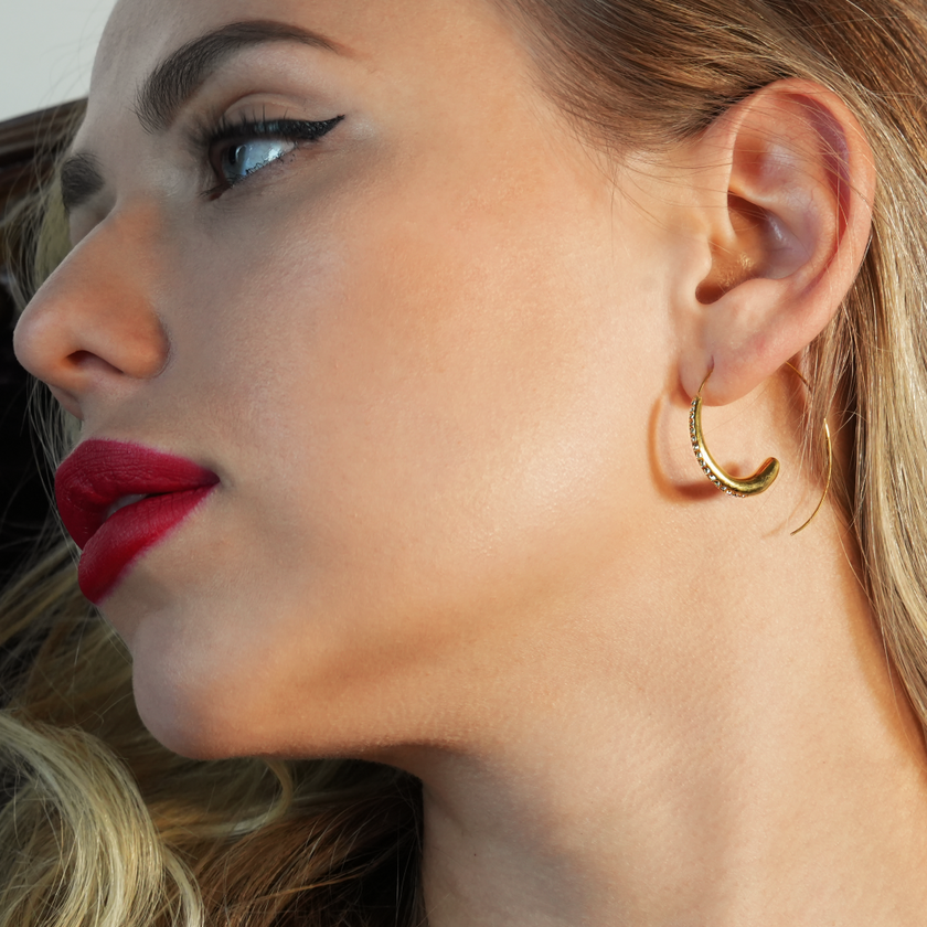 LYSSA : Boucles d'oreilles géométriques - Élégance incurvée avec des strass scintillants.