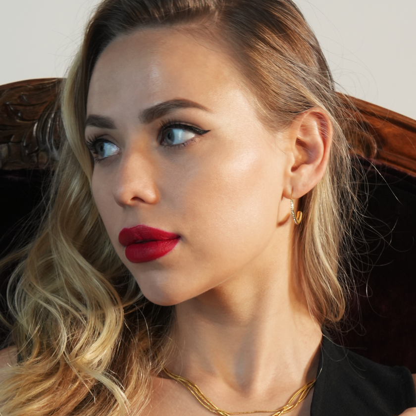 LYSSA : Boucles d'oreilles géométriques - Élégance incurvée avec des strass scintillants.