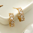 MAGOME : Vintage Chic - Mini boucles d'oreilles richement serties de pierres précieuses de moissanite en forme de poire et rondes.
