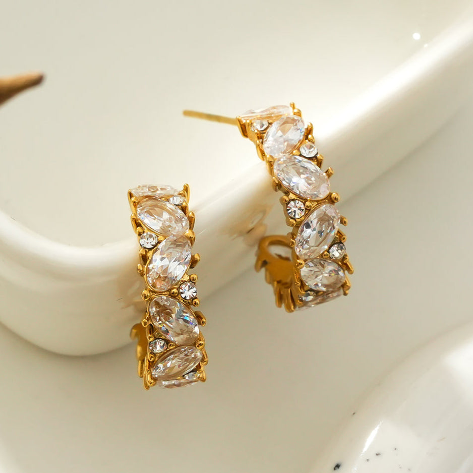 MAGOME : Vintage Chic - Mini boucles d'oreilles richement serties de pierres précieuses de moissanite en forme de poire et rondes.
