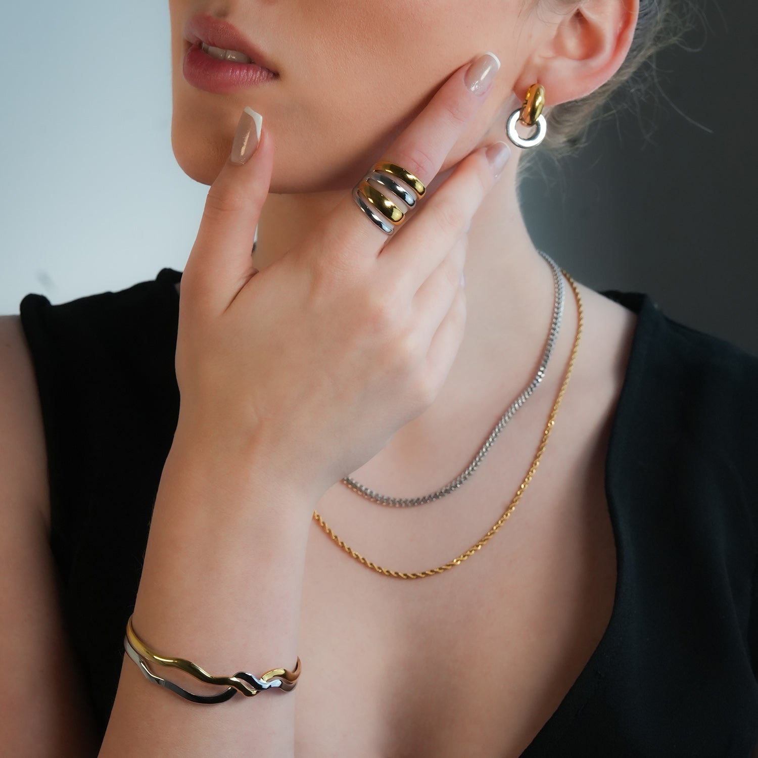 FREDRIKA : Bracelet géométrique abstrait et chic en métaux mixtes
