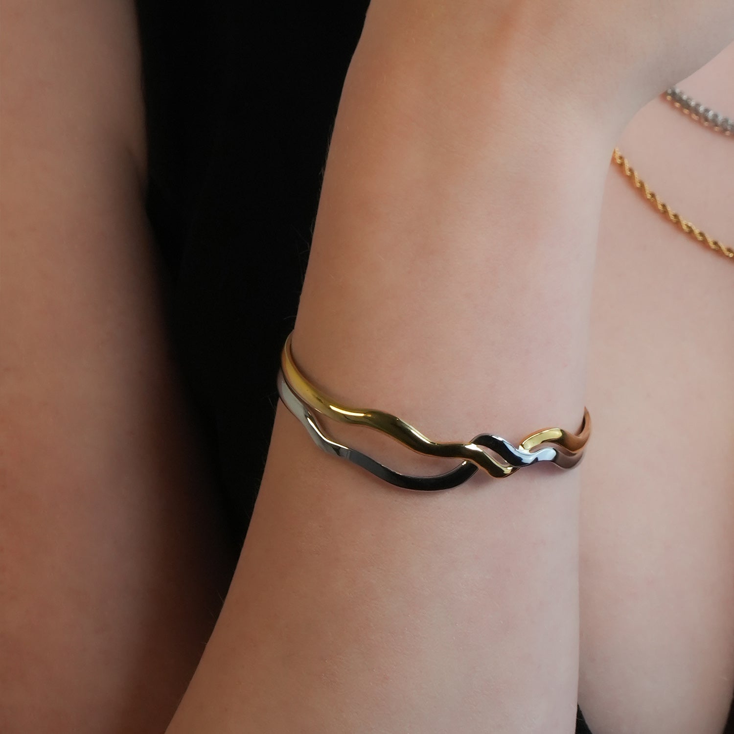 FREDRIKA : Bracelet géométrique abstrait et chic en métaux mixtes