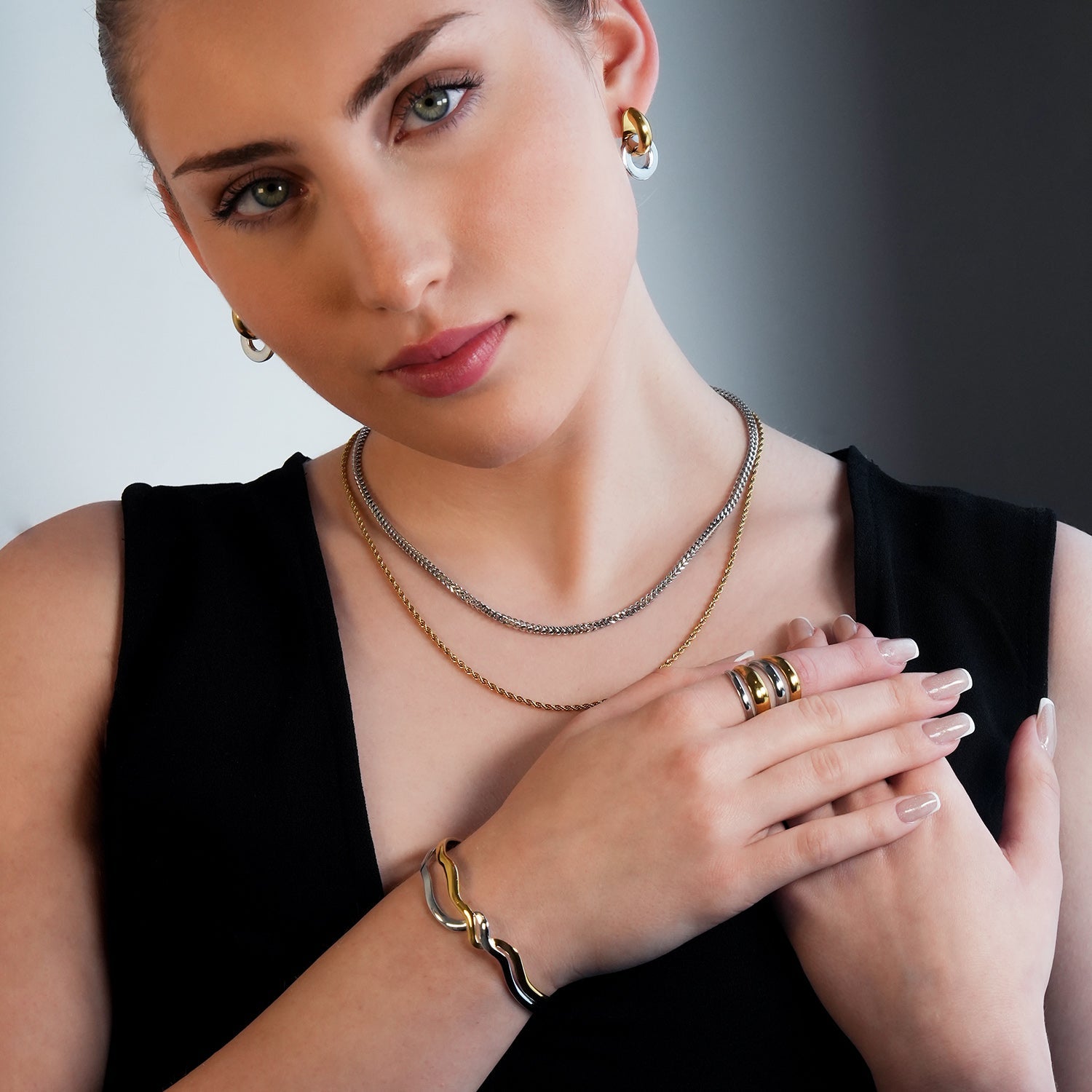 FREDRIKA : Bracelet géométrique abstrait et chic en métaux mixtes