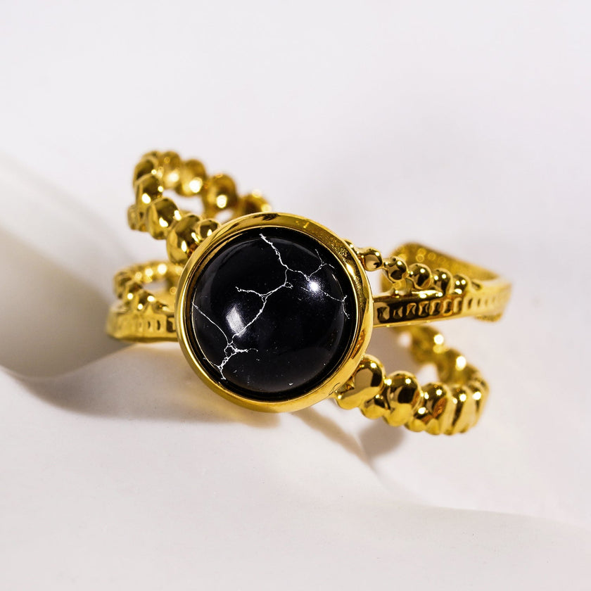 MALAYA : Bague à plusieurs anneaux entrelacés avec une pierre centrale de turquoise noire.