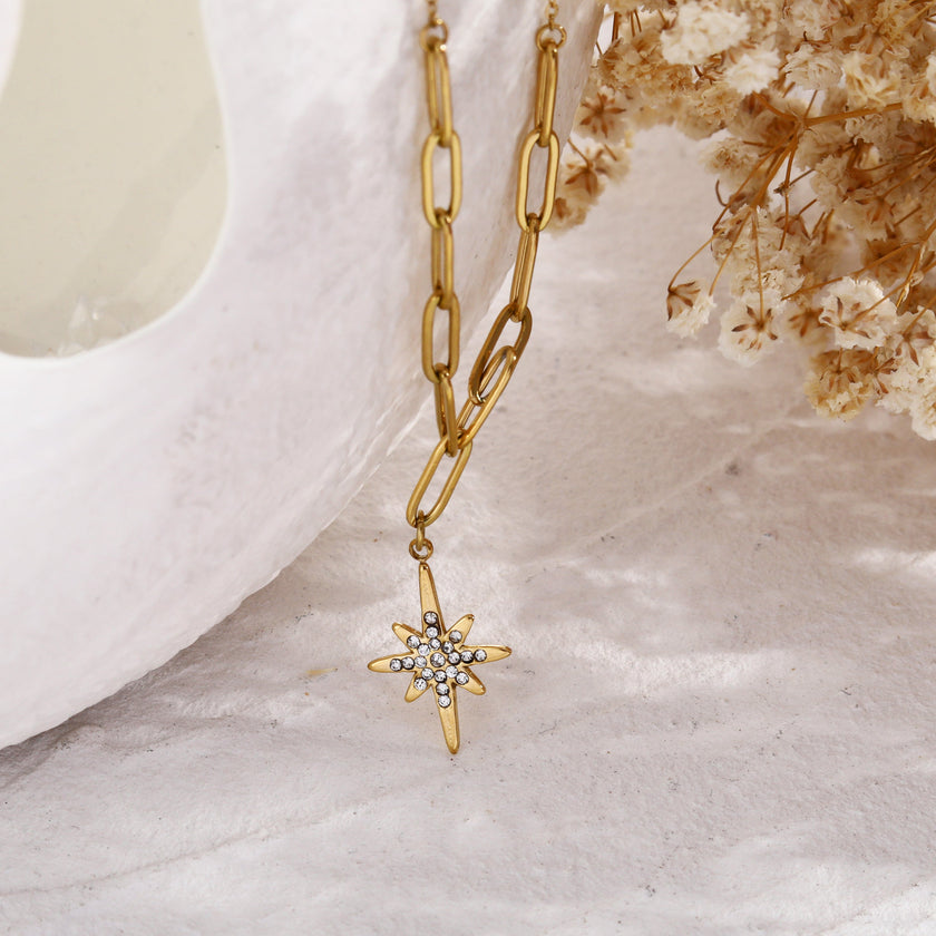 Collier MALVINA en chaîne dorée mixte avec pendentif étoile sertie de zircons.