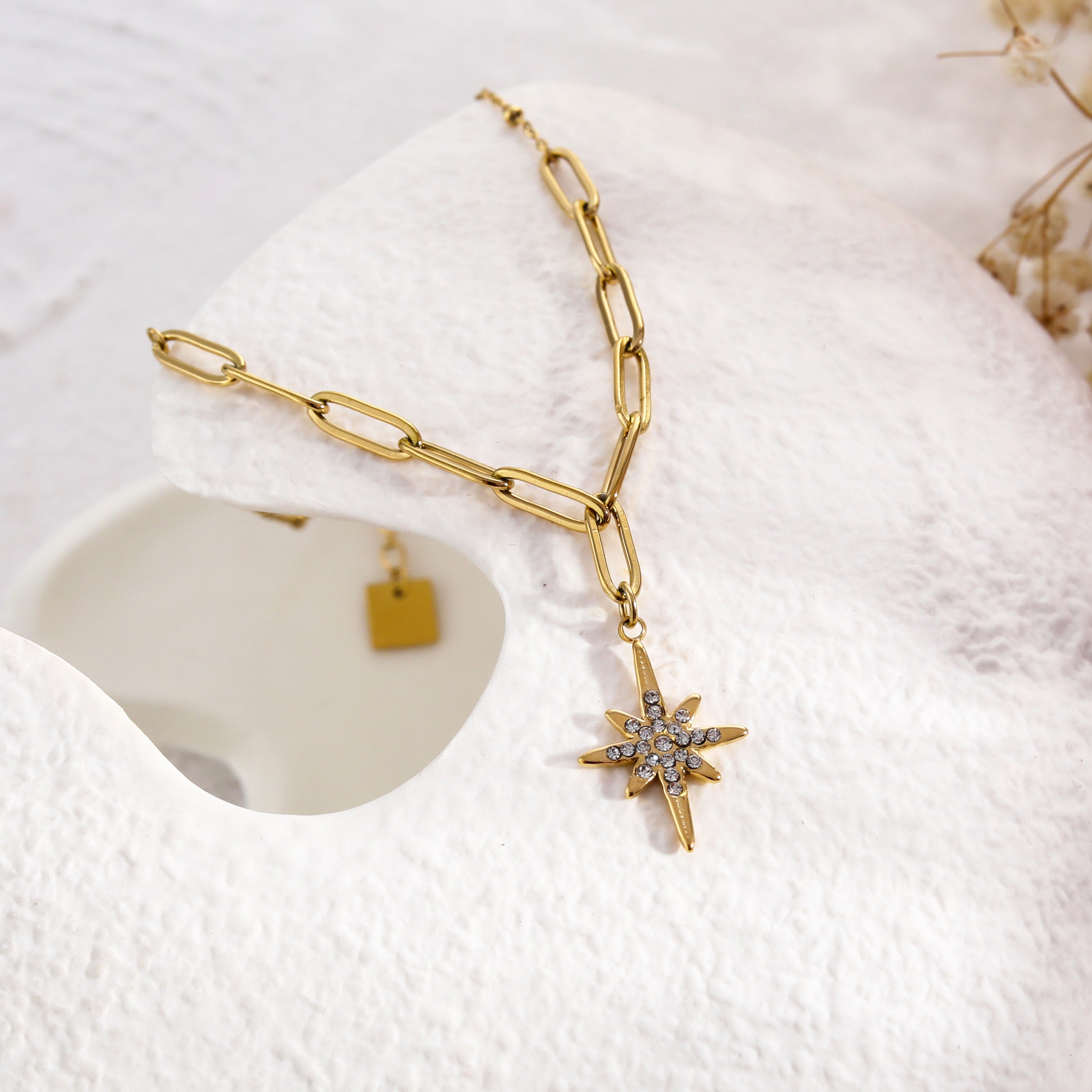 Collier MALVINA en chaîne dorée mixte avec pendentif étoile sertie de zircons.