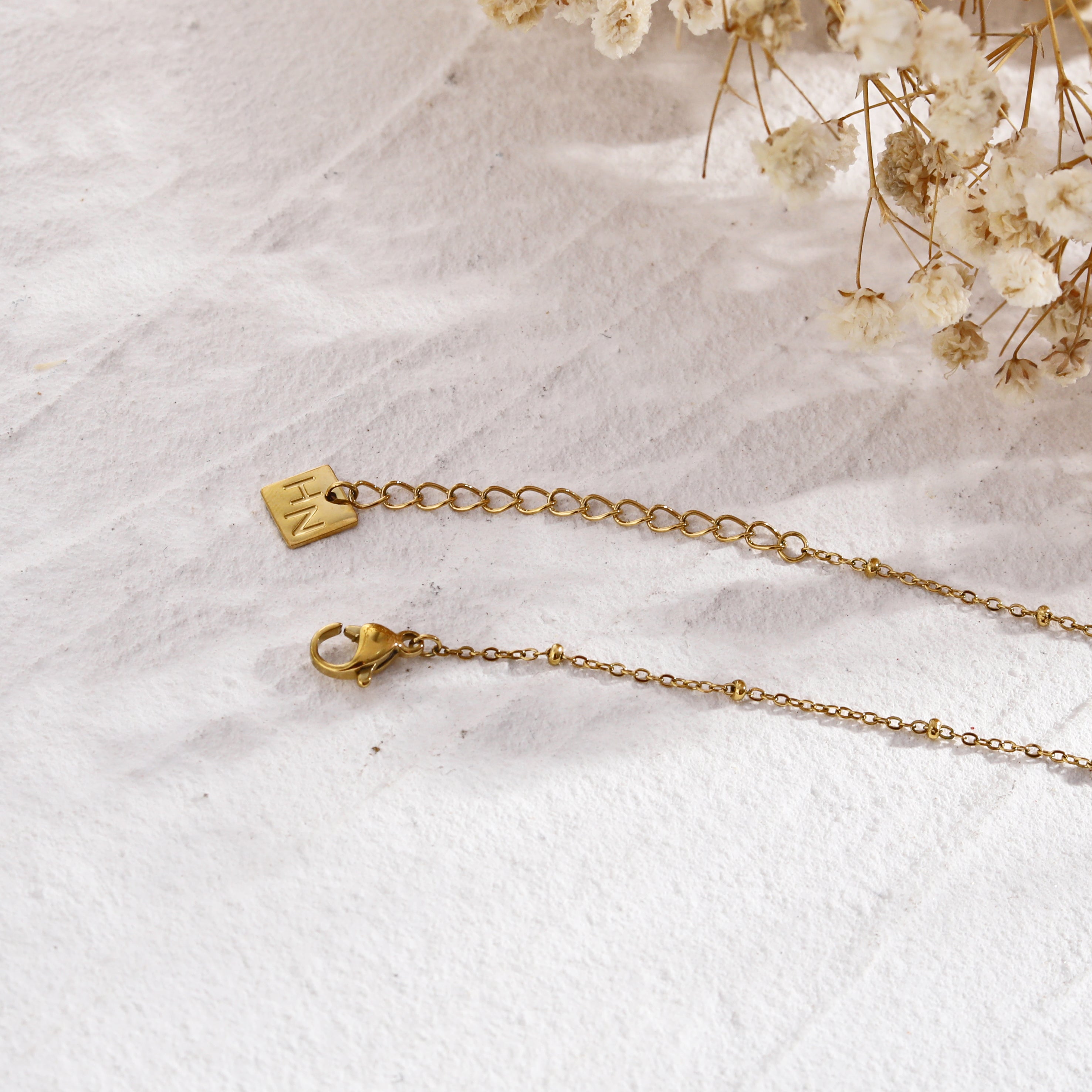 Collier MALVINA en chaîne dorée mixte avec pendentif étoile sertie de zircons.