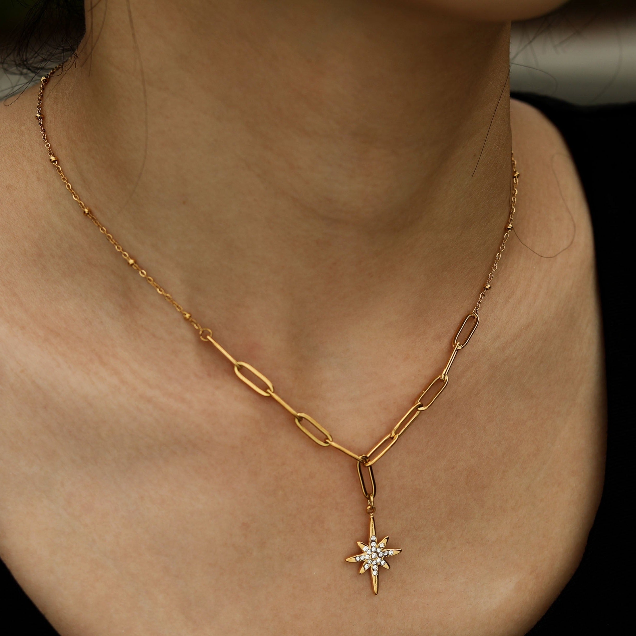 Collier MALVINA en chaîne dorée mixte avec pendentif étoile sertie de zircons.