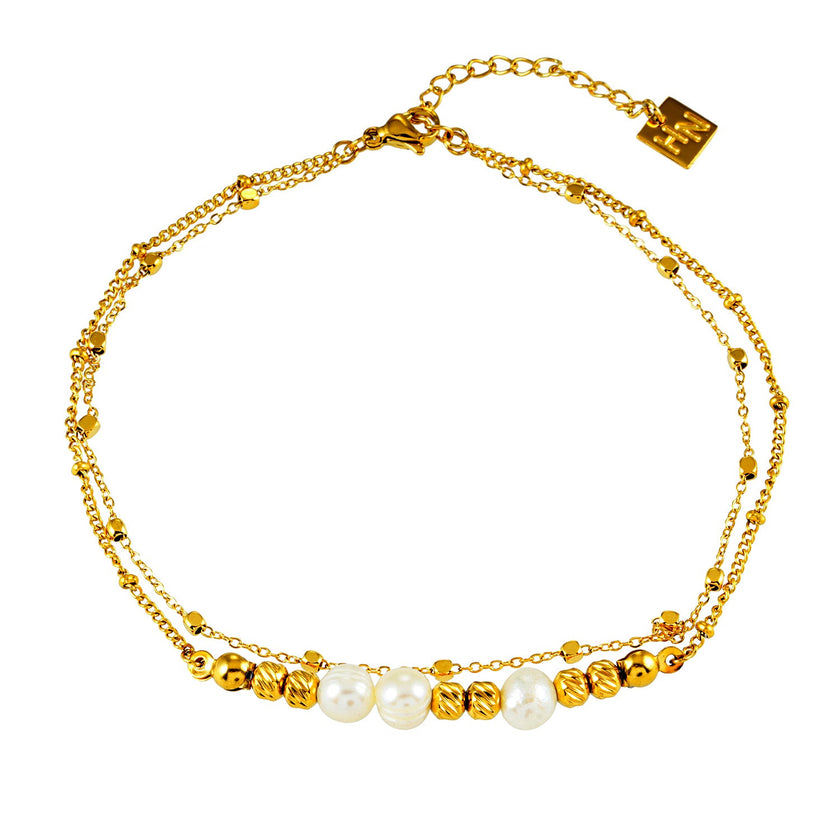 Style MARENTA LG : Bracelet de cheville en chaîne dorée avec perles dorées et perles d'eau douce.