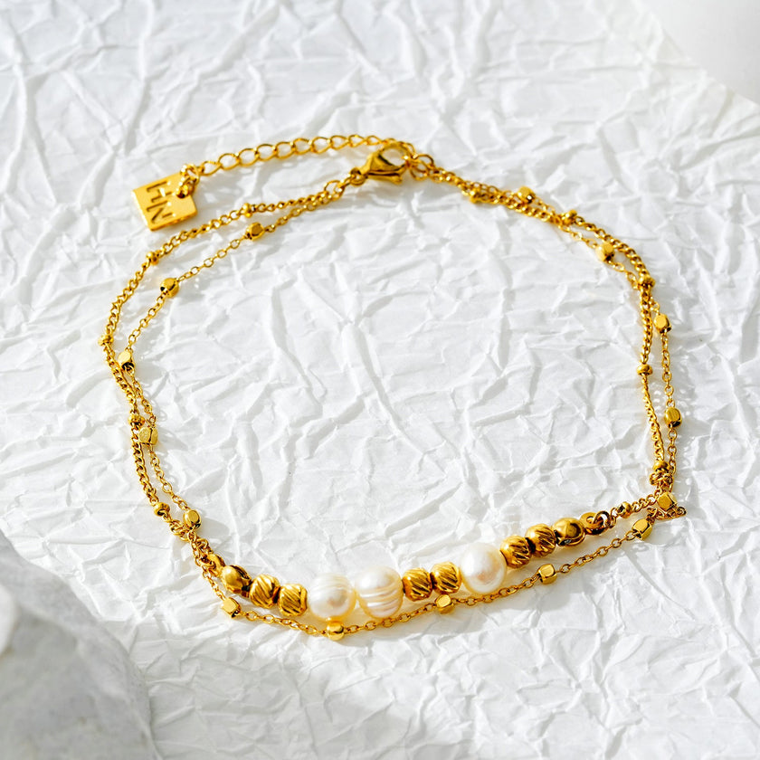 Style MARENTA LG : Bracelet de cheville en chaîne dorée avec perles dorées et perles d'eau douce.