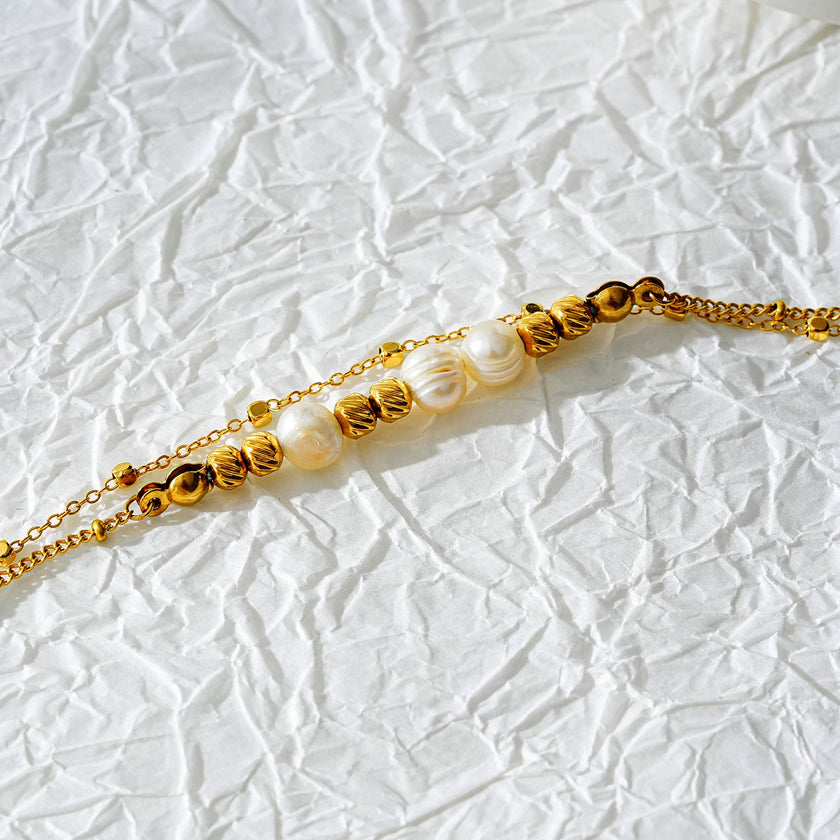 Style MARENTA LG : Bracelet de cheville en chaîne dorée avec perles dorées et perles d'eau douce.