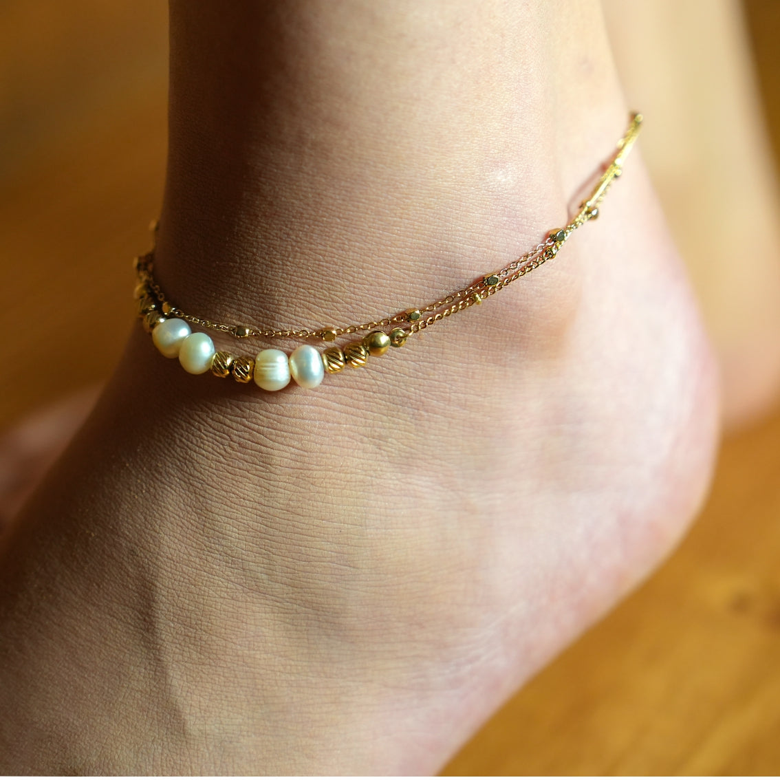 Style MARENTA LG : Bracelet de cheville en chaîne dorée avec perles dorées et perles d'eau douce.
