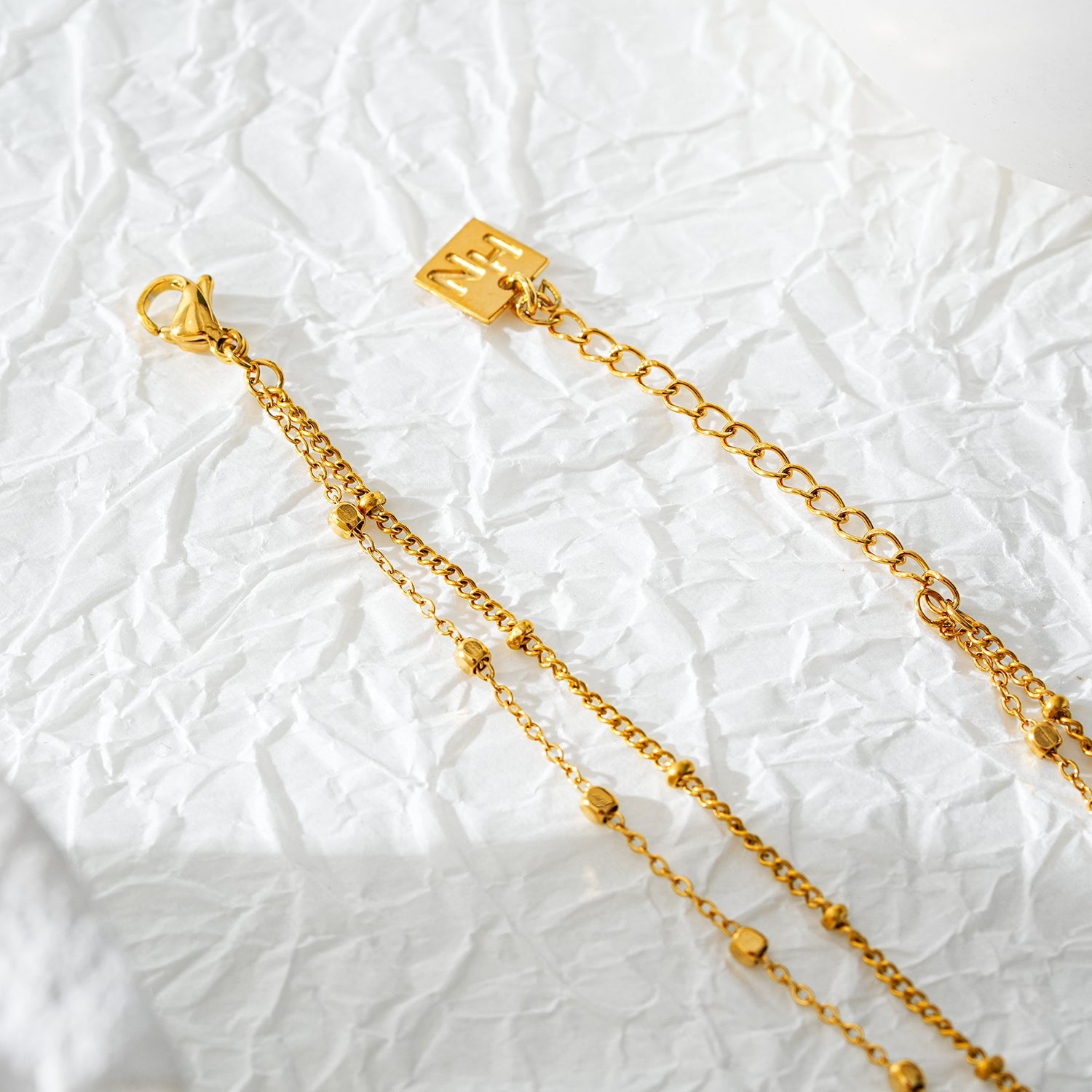 Style MARENTA LG : Bracelet de cheville en chaîne dorée avec perles dorées et perles d'eau douce.