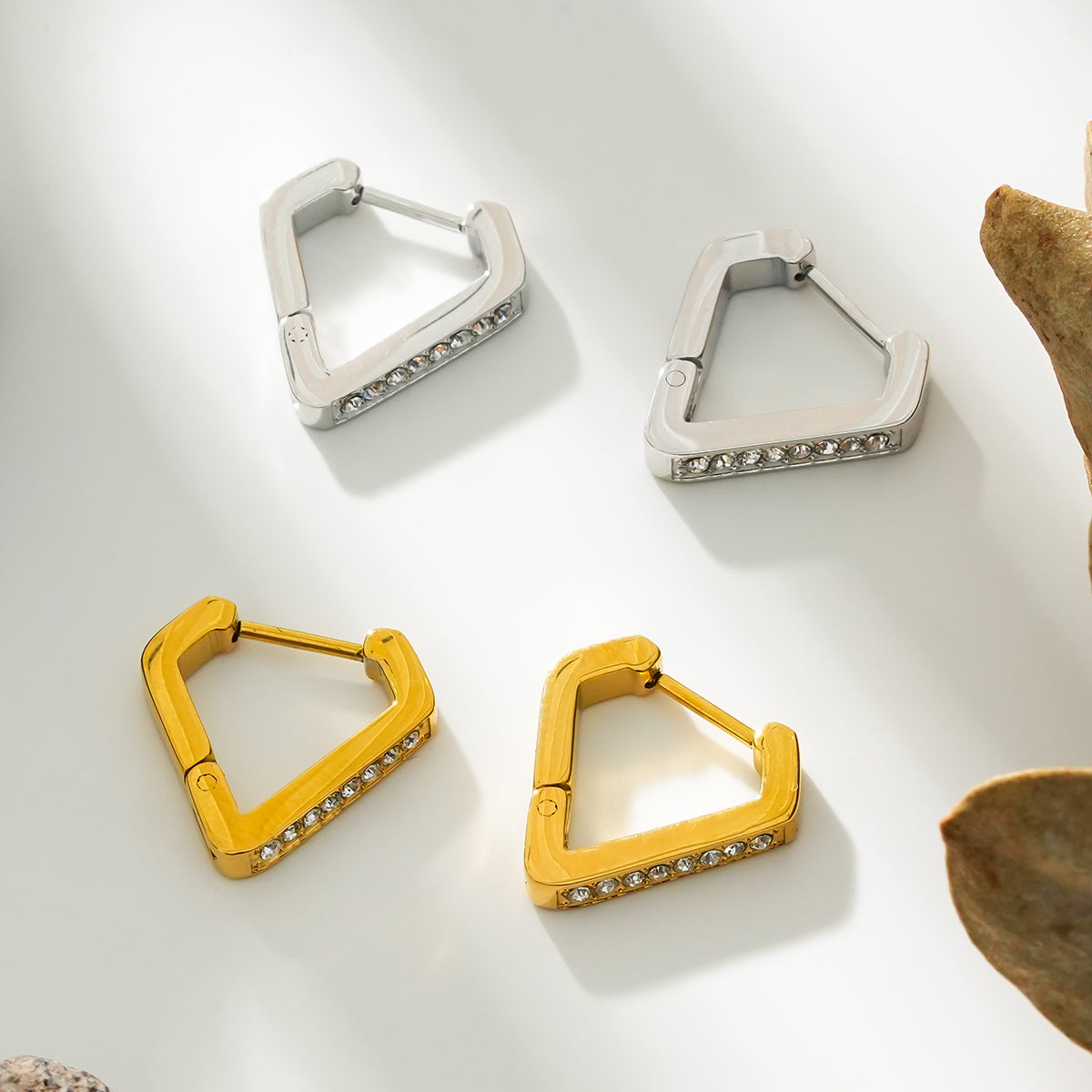 MARIETTA Or Blanc (Couleur Argent) : Boucles d'oreilles mini-cercles triangulaires avec pavé de zircons.