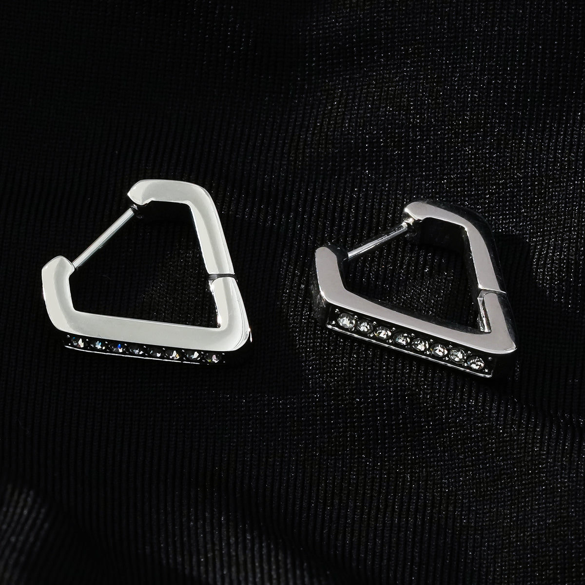 MARIETTA Or Blanc (Couleur Argent) : Boucles d'oreilles mini-cercles triangulaires avec pavé de zircons.