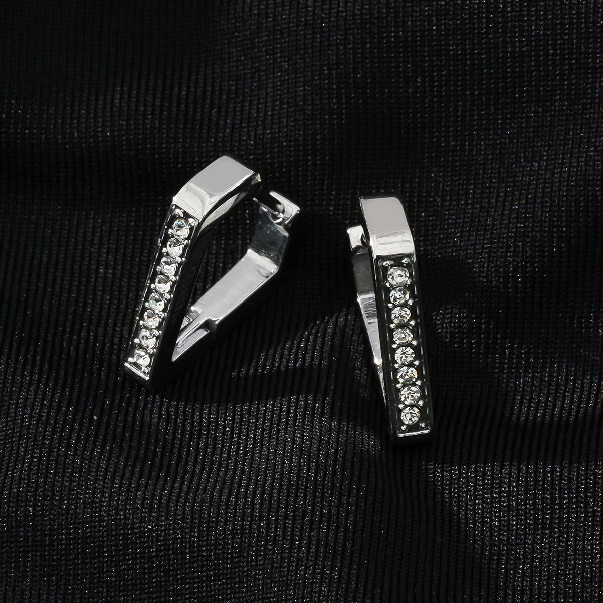 MARIETTA Or Blanc (Couleur Argent) : Boucles d'oreilles mini-cercles triangulaires avec pavé de zircons.