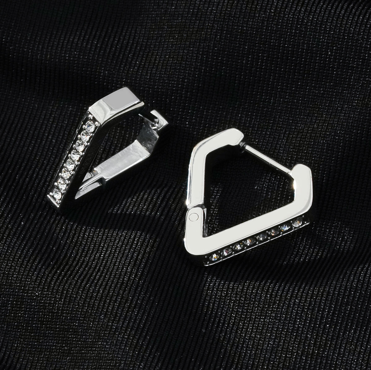 MARIETTA Or Blanc (Couleur Argent) : Boucles d'oreilles mini-cercles triangulaires avec pavé de zircons.