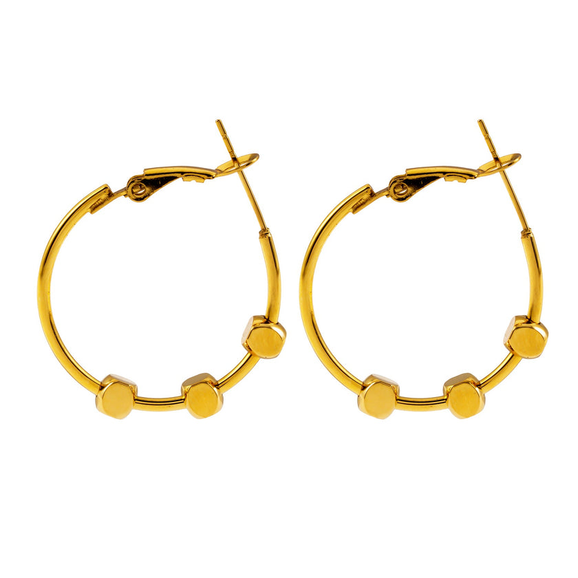 MASUYO : Boucles d'oreilles rondes avant-gardistes rehaussées d'un trio de perles carrées.