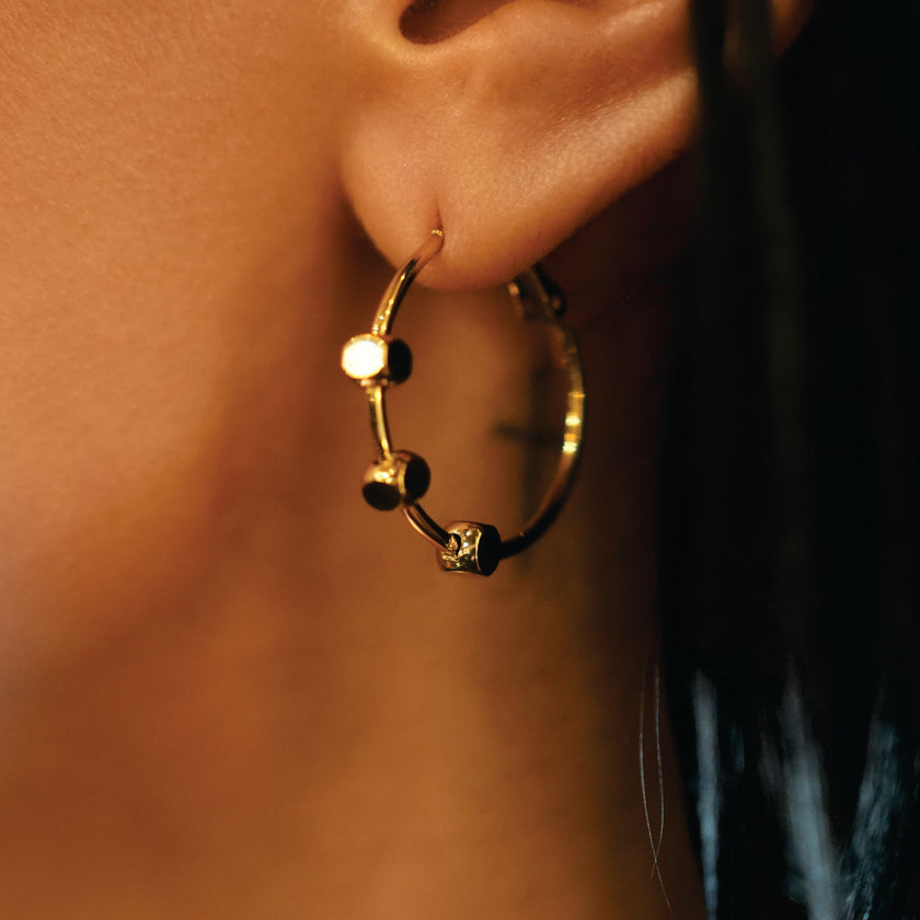 MASUYO : Boucles d'oreilles rondes avant-gardistes rehaussées d'un trio de perles carrées.